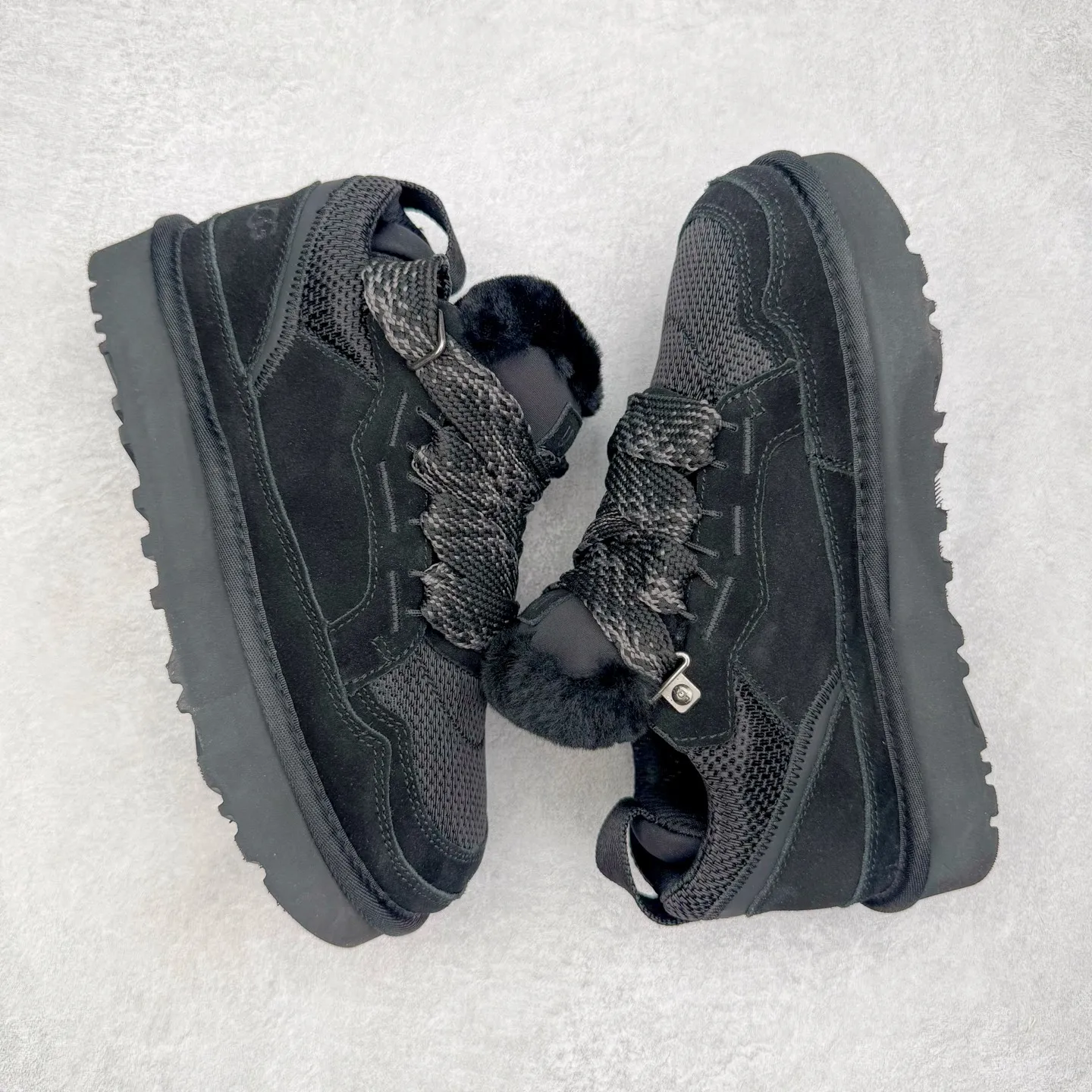 Pick up locally 💰600 UGG 4032 Meyer autumn and winter sheepskin and fur integrated snow boots. All shoes are made from the same factory as ZP. Longfeng A-grade Australian imported sheepskin and fur integrated men's and women's boots. Brand OEM production line. Fully follow the ZP process. OEM original pattern maker. Adhering to the principle of no original shoes and no development selection. Pay attention to every detail. The most authentic version on the market TREADLITE "Light Wing" technology outsole. Lightweight/durable/flexible/pile size: 35 36 37 38 39 40 41 42 43 44 45 Coding: by3936010